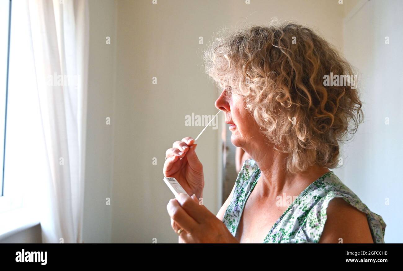 Una donna prende un test di flusso laterale del coronavirus COVID-19 a casa nel Regno Unito 2021 Foto Stock
