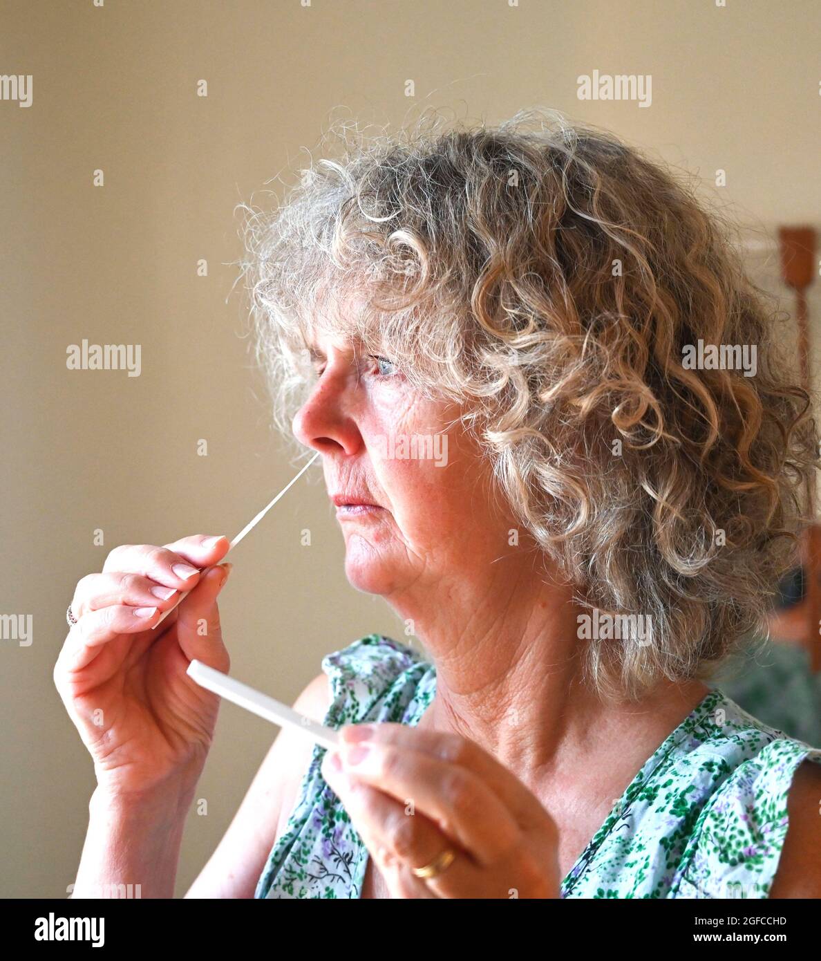 Una donna prende un test di flusso laterale del coronavirus COVID-19 a casa nel Regno Unito 2021 Foto Stock