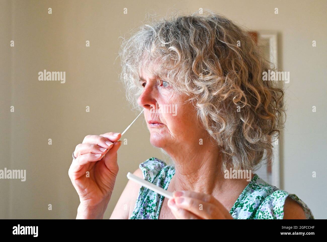 Una donna prende un test di flusso laterale del coronavirus COVID-19 a casa nel Regno Unito 2021 Foto Stock