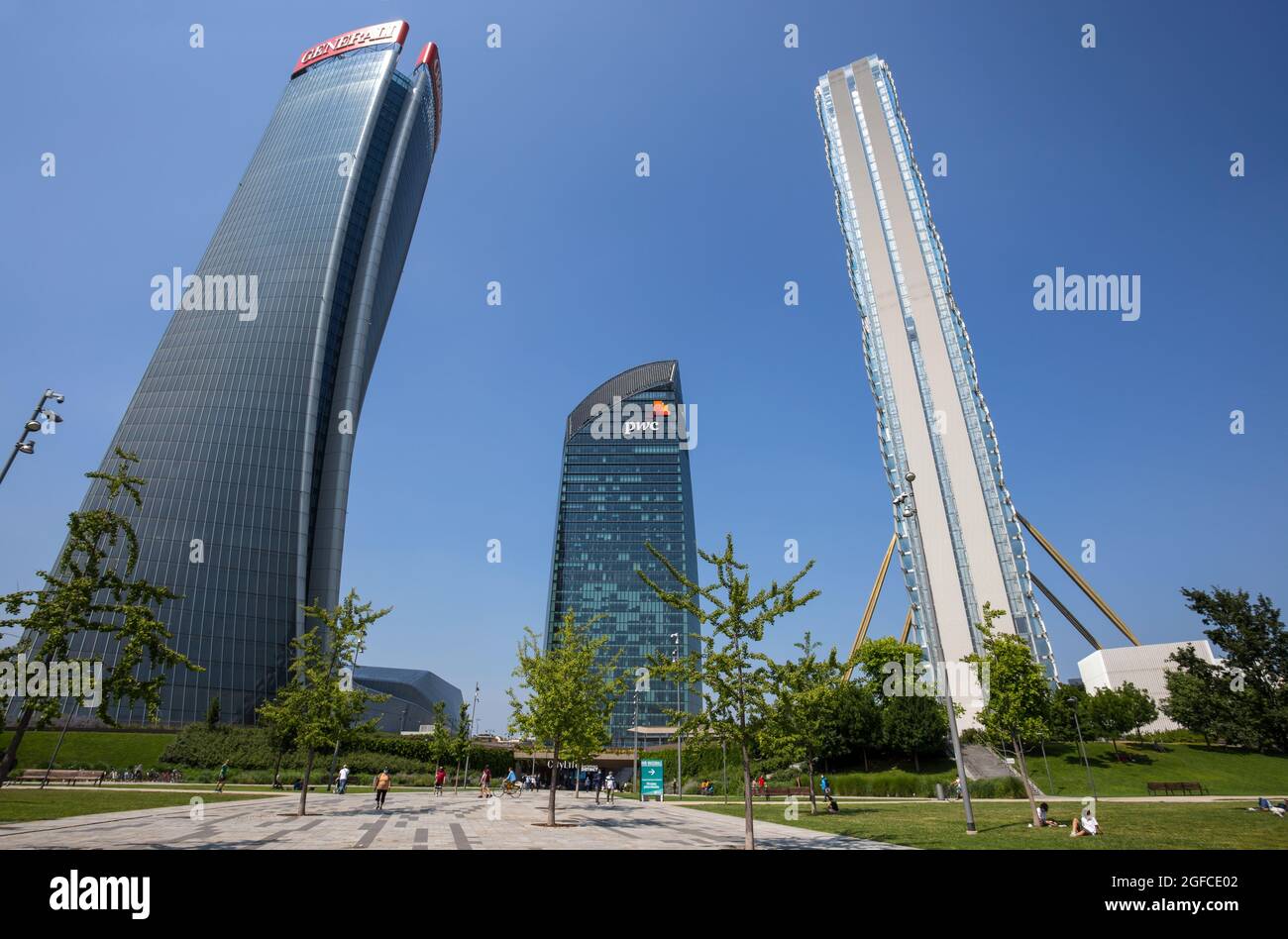MILANO, ITALIA 15 GIUGNO 2021 - edifici del complesso 'tre Torri' nel quartiere della vita cittadina, nella Torre Hadid, nella Torre Isozaki e nella Torre Libesking di Milano. Foto Stock