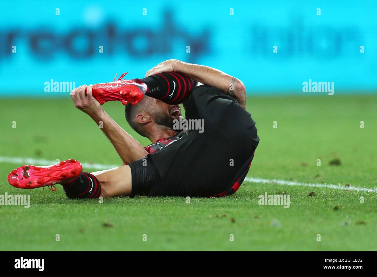 Genova, Italia. 23 agosto 2021. Olivier Giroud dell'AC Milan ha ferito durante la Serie A match tra UC Sampdoria e AC Milan allo Stadio Luigi Ferraris . Foto Stock