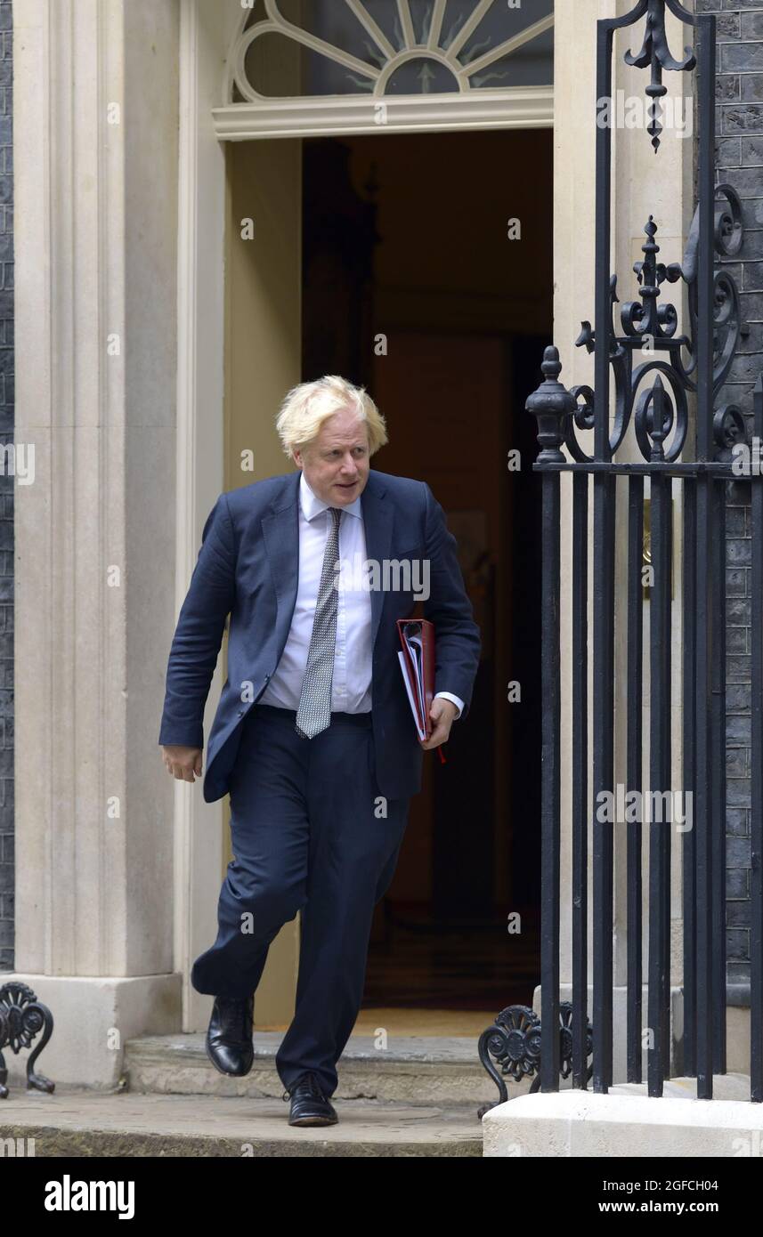 Il primo ministro britannico Boris Johnson ha lasciato 10 Downing Street sulla strada per una conferenza virtuale del G7 per discutere la situazione in Afghanistan. 24 agosto Foto Stock
