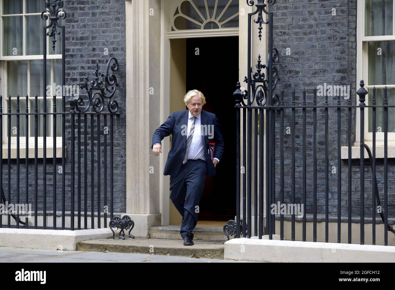 Il primo ministro britannico Boris Johnson ha lasciato 10 Downing Street sulla strada per una conferenza virtuale del G7 per discutere la situazione in Afghanistan. 24 agosto Foto Stock