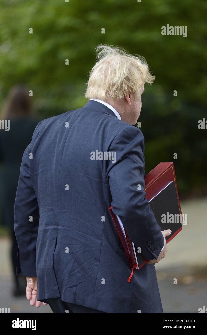 Il primo ministro britannico Boris Johnson ha lasciato 10 Downing Street sulla strada per una conferenza virtuale del G7 per discutere la situazione in Afghanistan. 24 agosto Foto Stock