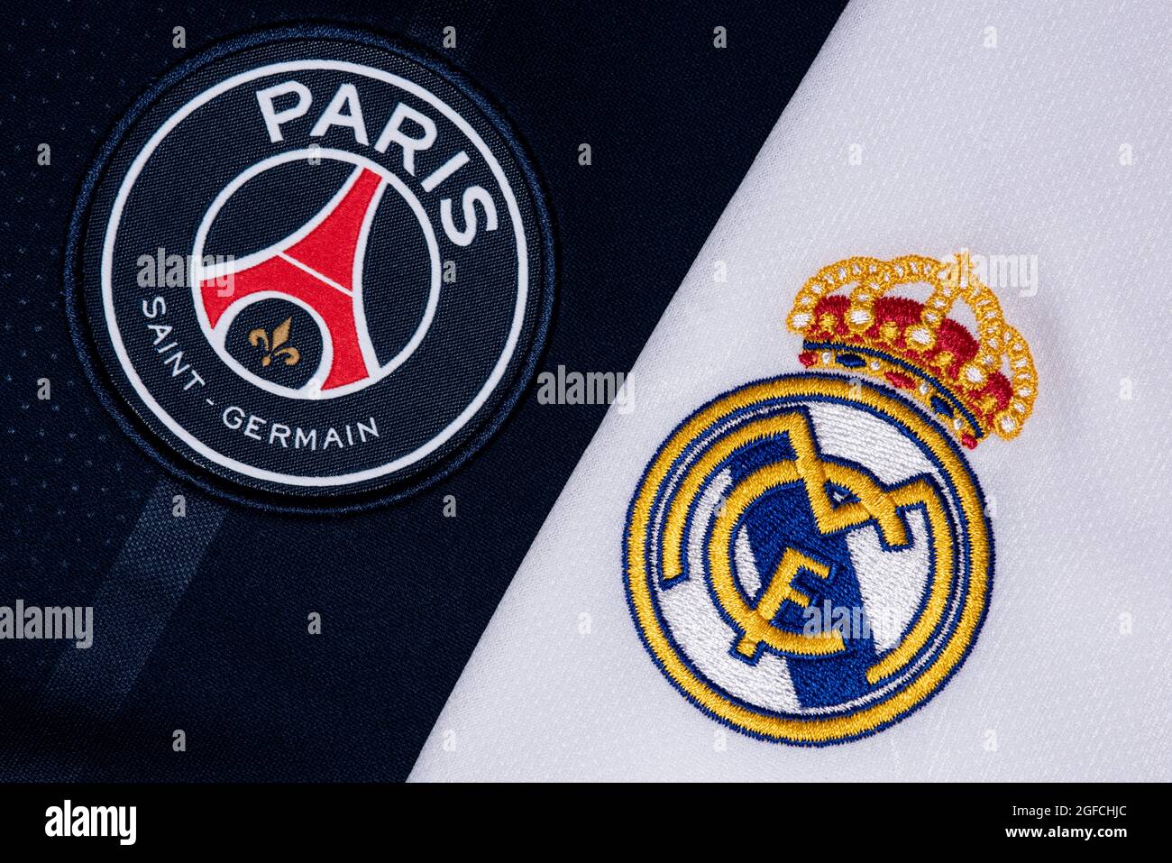 Primo piano di PSG e badge Real Madrid. Foto Stock