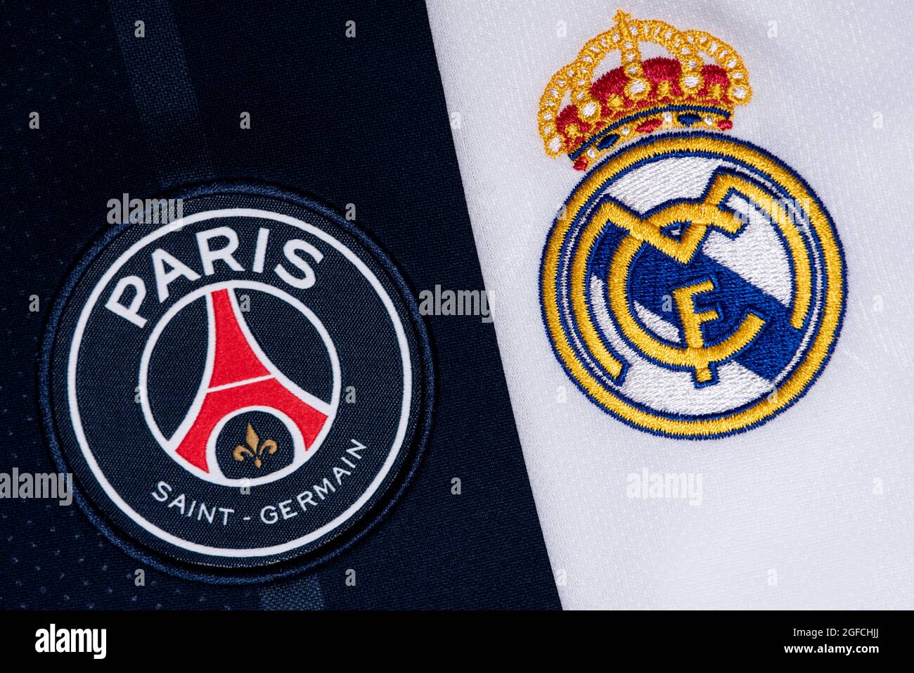 Primo piano di PSG e badge Real Madrid. Foto Stock