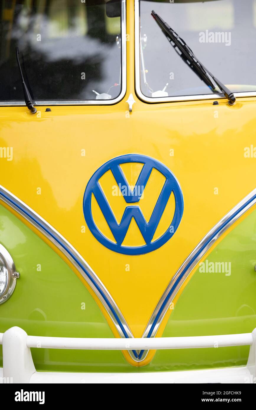 21-08-2021 Brasschaat, Anversa, Belgio la parte anteriore di un camper verde e giallo d'epoca VW o Vokswagen nei colori del Brasile, o reggae. Foto di alta qualità Foto Stock