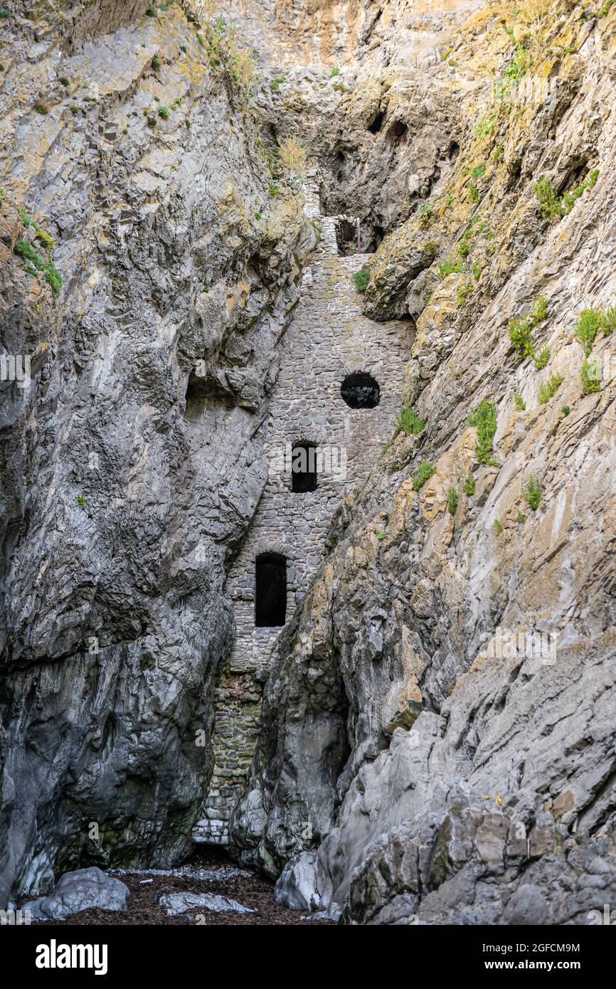 Culver Hole, una grotta segreta di Smugglers costruita nella scogliera, Port Eynon, penisola di Gower, Galles del Sud, Regno Unito Foto Stock