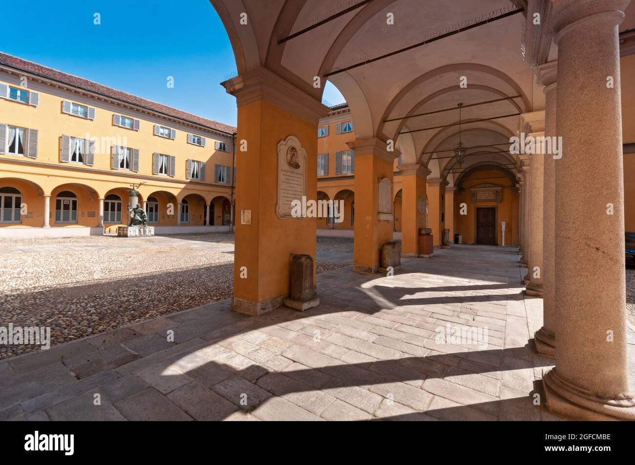 Italia, Lombardia, Pavia, cortile dell'Università di Pavia e Monumento ad Anticihi Maestri della Scuola Pavese di Luigi Supino Foto Stock