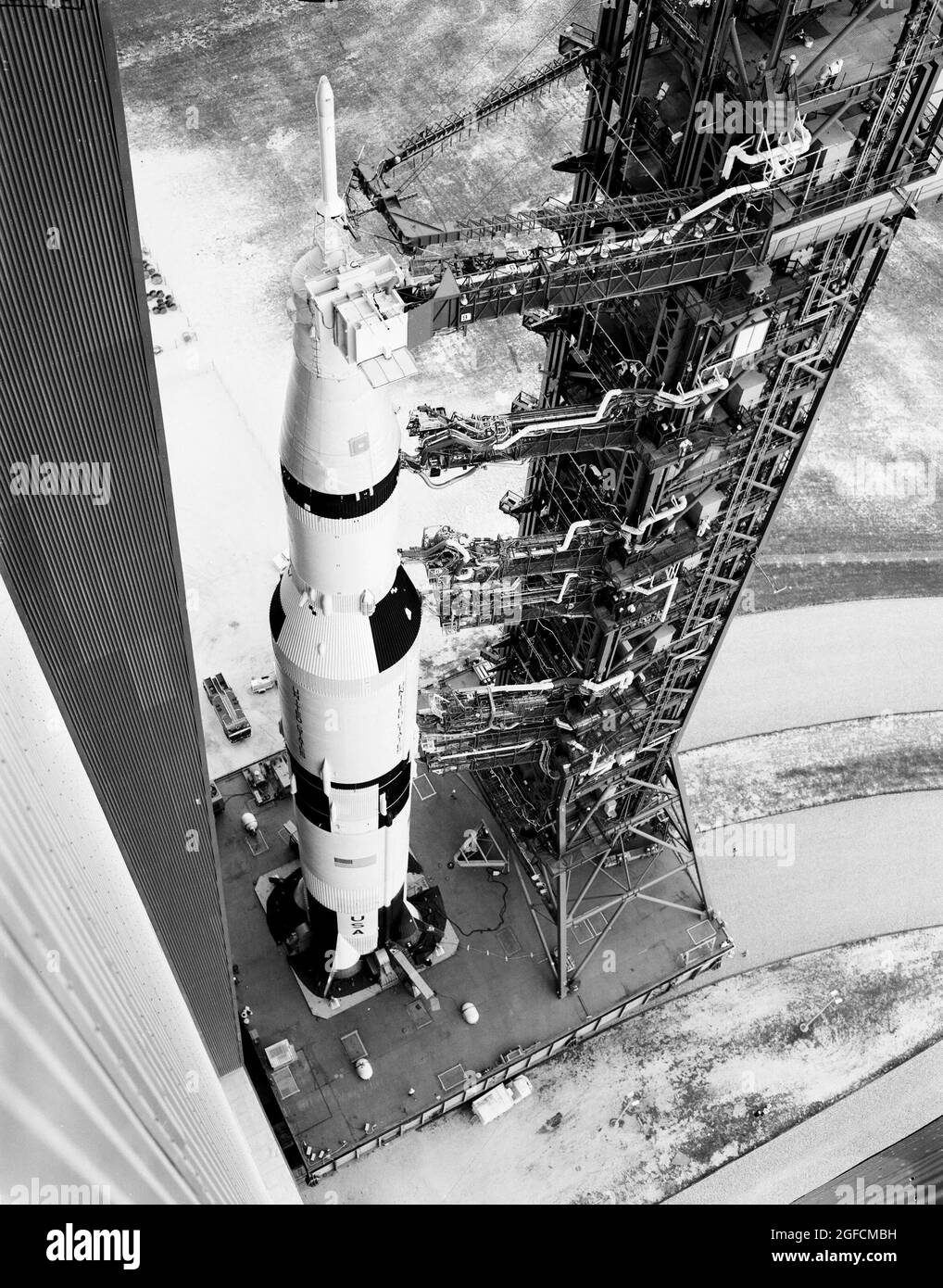 Una vista dall'alto dell'Apollo 6 e del suo gantry che lascia il Vehicle Assembly Building sul trasportatore che si dirige verso il sito di lancio sul Pad 39-A al Kennedy Space Center. Il torreggiante Saturno V da 363 piedi era un veicolo di lancio multi-stadio e multi-motore che si trovava più in alto della Statua della libertà. Complessivamente, i motori Saturn V hanno prodotto la stessa potenza di 85 dighe Hoover Foto Stock