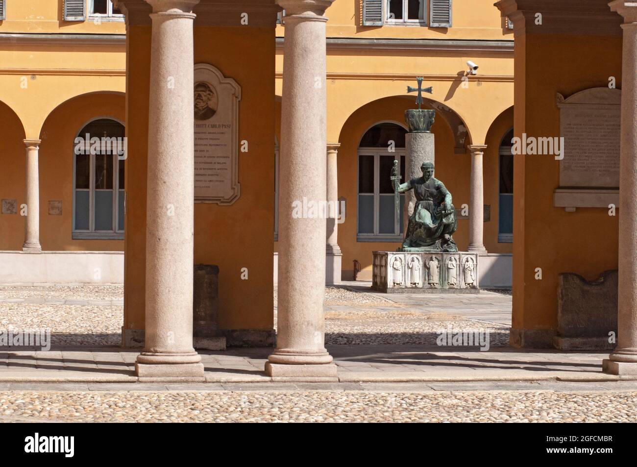 Italia, Lombardia, Pavia, cortile dell'Università di Pavia e Monumento ad Anticihi Maestri della Scuola Pavese di Luigi Supino Foto Stock