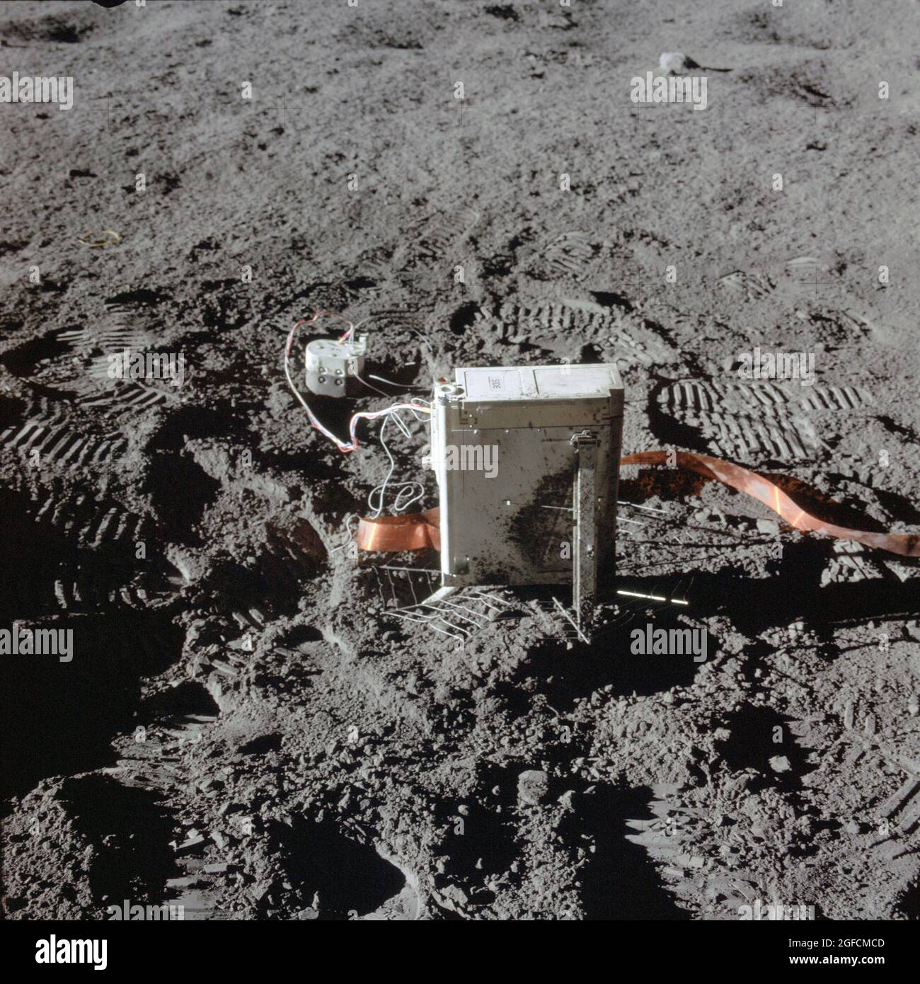 (5 febbraio 1971) -- – una vista ravvicinata dell'esperimento Suprathermal Ion Detector (LATERALE), del primo piano e del CCIG (Cold Cathode Ion Gauge), oggetto più piccolo sullo sfondo, componenti del pacchetto Apollo Lunar Surface Experiments (ALSEP), che è stato dispiegato sulla luna dagli astronauti Apollo 14 durante la loro prima attività extravehicolare (EVA) Foto Stock