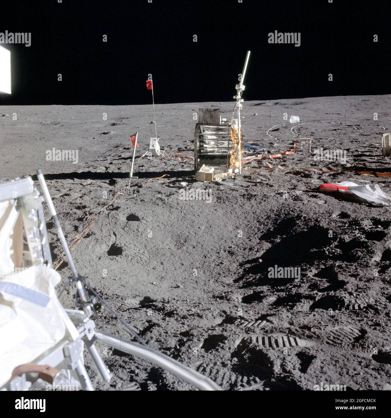 (5 feb. 1971) --- in questa fotografia effettuata durante la prima attività extraveicolare dell'Apollo 14 (EVA) vengono utilizzati diversi componenti del pacchetto Apollo Lunar Surface Experiments (ASLEP). L'oggetto più grande con antenna è la stazione centrale (CS) ALSEP. Il gruppo del pacchetto Malta dell'esperimento sismico attivo (ASE) si trova nella parte posteriore sinistra del CS. L'esperimento dell'ambiente lunare a particelle cariche (CPLEE) si trova nella parte posteriore destra del CS. Una parte del trasportatore di apparecchiature modularizzate (MET) può essere vista in primo piano a sinistra. Foto Stock