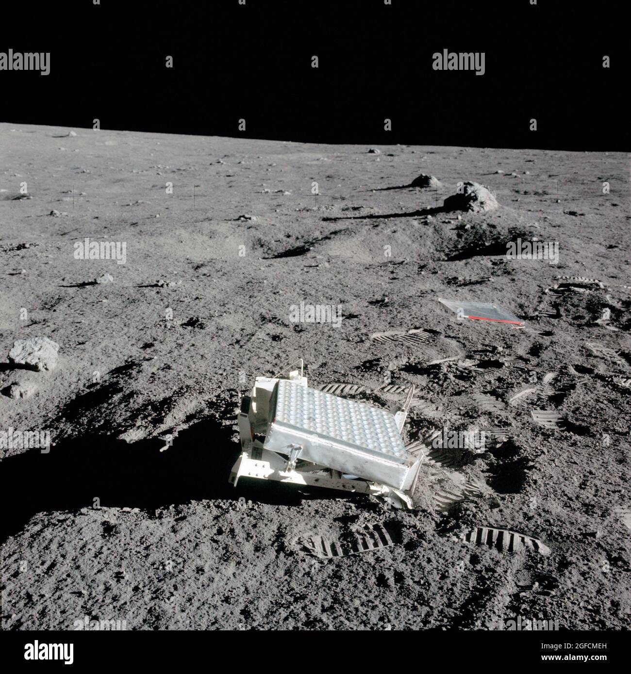 (5 febbraio 1971) --- una vista ravvicinata del catadiottro laser ranging (LR3) che gli astronauti Apollo 14 hanno dispiegato sulla luna durante la loro attività extraveicolare della superficie lunare (EVA) Foto Stock