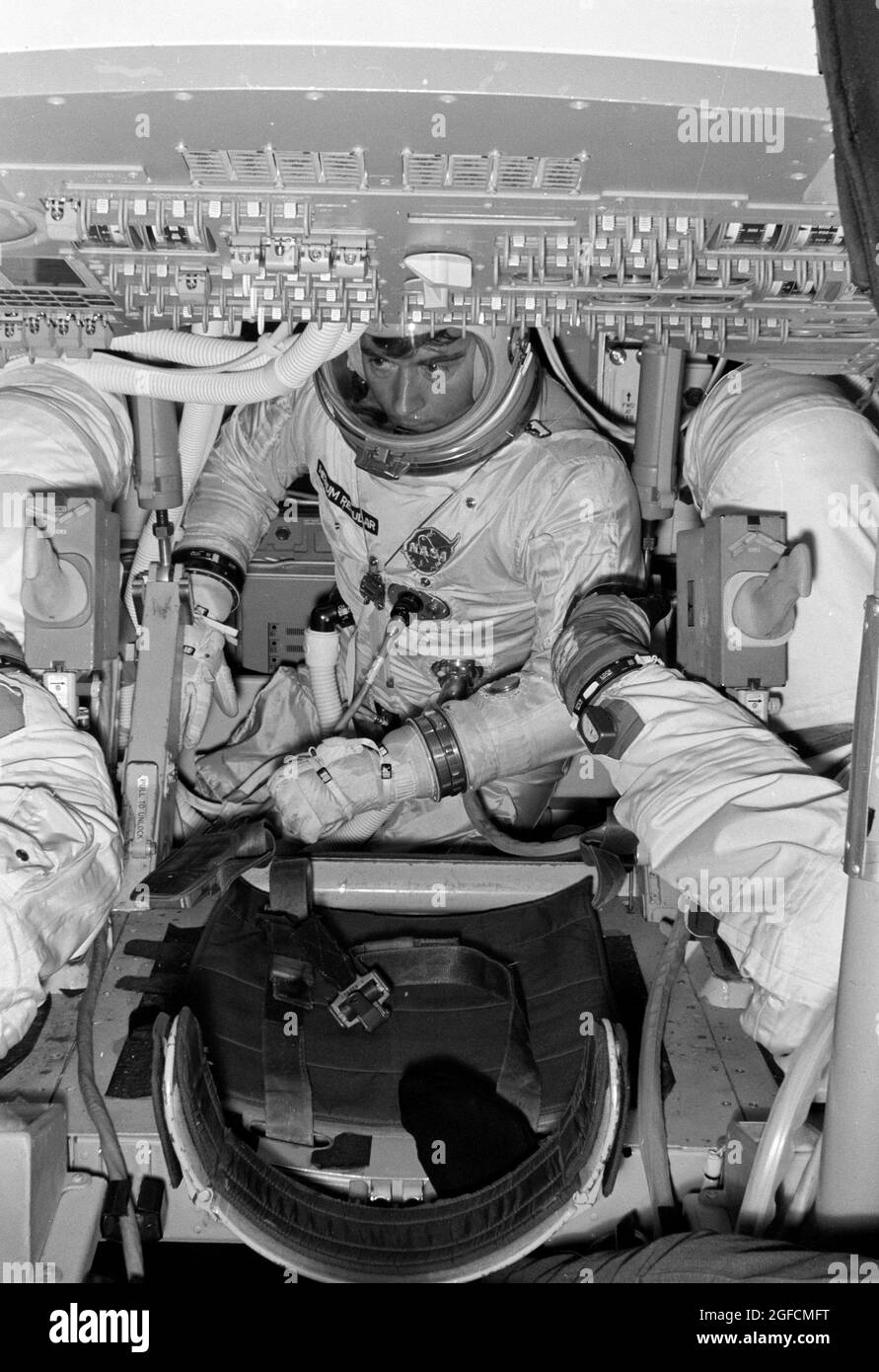 (15 gen. 1968) --- Astronauta John W. Young, pilota del modulo di comando, all'interno del simulatore del modulo di comando nell'edificio 5 durante una simulazione Apollo. Fuori dalla vista sono l'astronauta Thomas P. Stafford (a sinistra), comandante; e l'astronauta Eugene A. Cernan (a destra), pilota a modulo lunare. Foto Stock