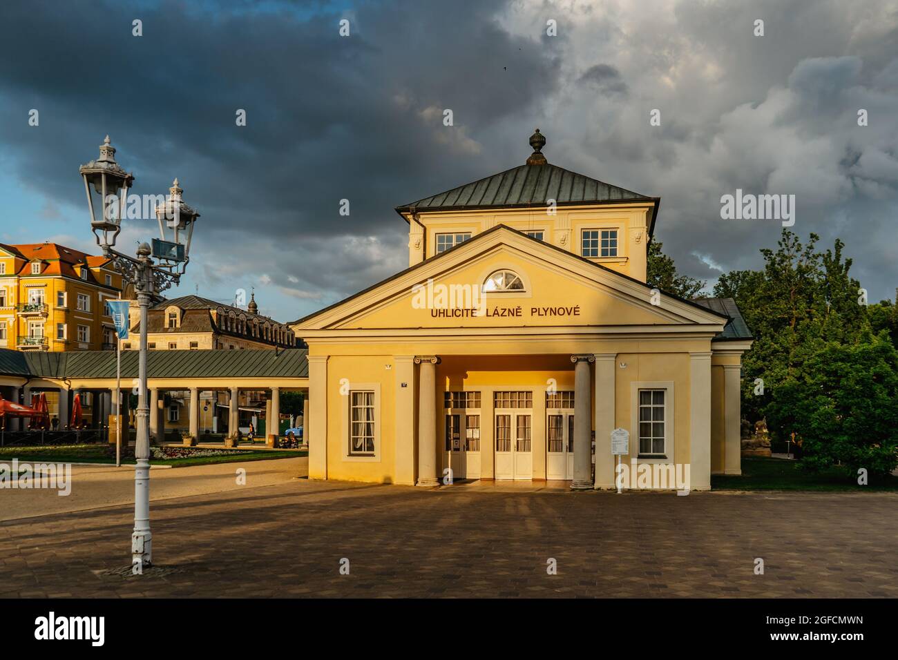 Frantiskovy Lazne, Repubblica Ceca - Agosto 20,2021. Graziosa cittadina termale nella Boemia Occidentale con hotel spa in stile Impero e padiglioni primaverili. Primavera terapeutica Foto Stock