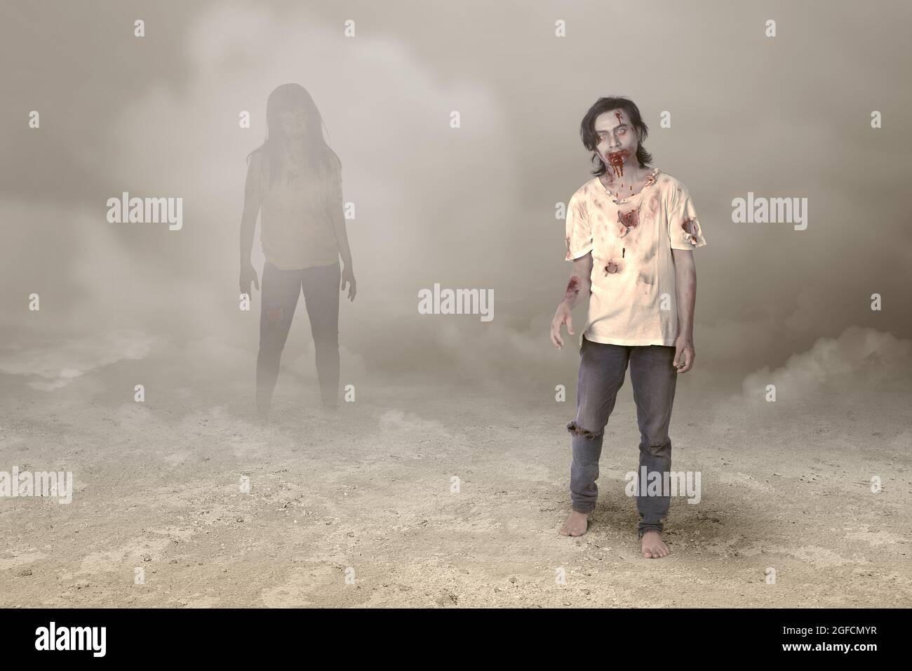 Spaventoso zombie con sangue e ferite sul suo corpo che cammina nella  nebbia Foto stock - Alamy