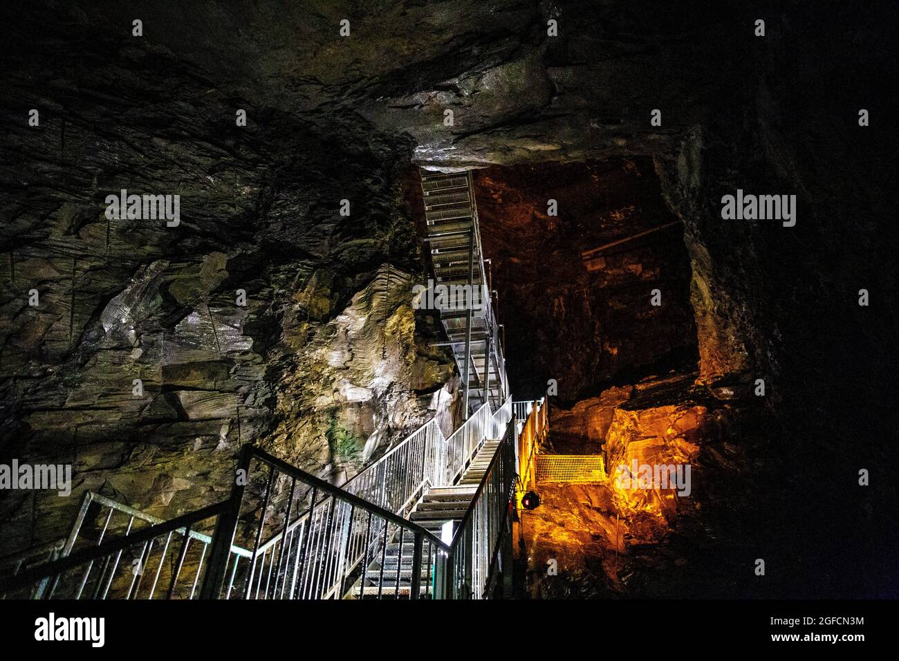 All'interno di una miniera di ardesia, Llechwedd Slate Deep Mine Tour alle Caverne di ardesia zip World, Snowdonia, Galles, Regno Unito Foto Stock