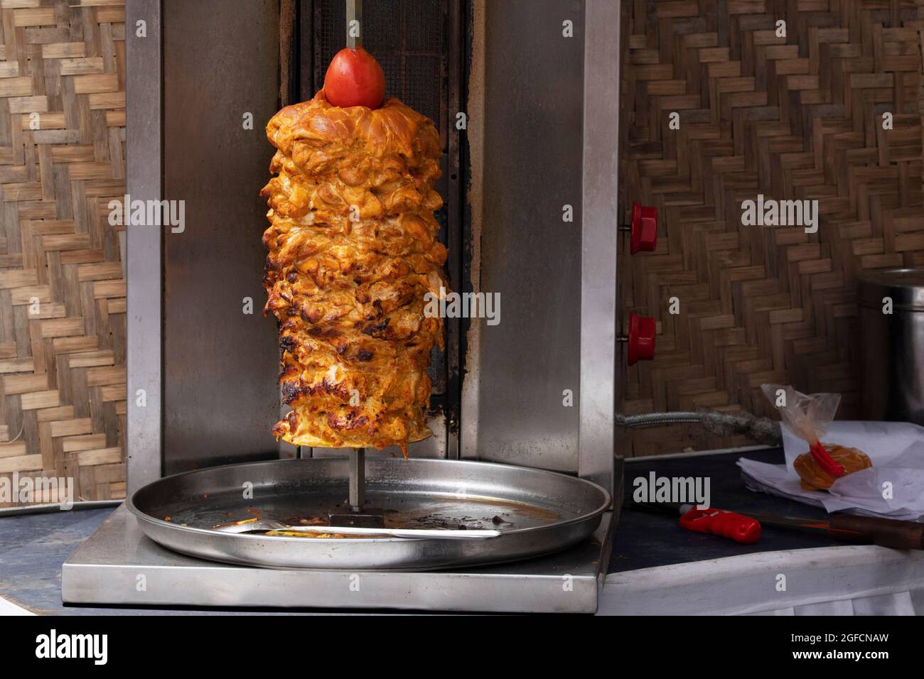 Shawarma piatto arabo con carne tagliata a fettine sottili impilate a forma di cono e arrostite su rotisserie verticale a rotazione lenta, Pune, Maharasht Foto Stock