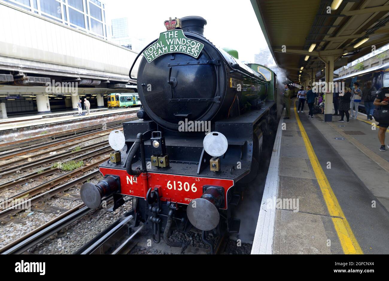 Royal Windsor Steam Express - treno a vapore che offre viaggi turistici tra Londra e Windsor - al binario 2 della Stazione Victoria. Locomot a vapore LNER B1 Foto Stock