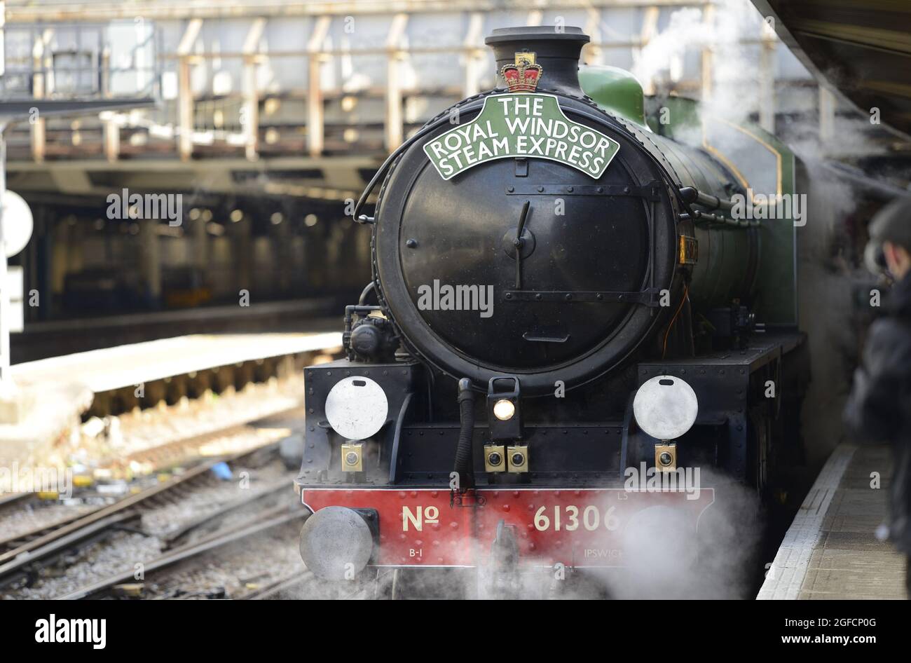 Royal Windsor Steam Express - treno a vapore che offre viaggi turistici tra Londra e Windsor - al binario 2 della Stazione Victoria. Locomot a vapore LNER B1 Foto Stock