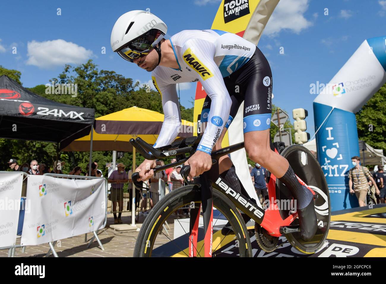 Brendan le Cam visto in azione all'inizio del prologo. Il Tour de l'Avenir è una gara internazionale di ciclismo su palco riservata ai piloti di età inferiore ai 23 anni. Si svolge in Francia dal 13 al 22 agosto 2021. Il prologo del 13 agosto 2021 è un periodo di prova individuale di 5 km nella città di Charleville-Mezieres. Foto Stock