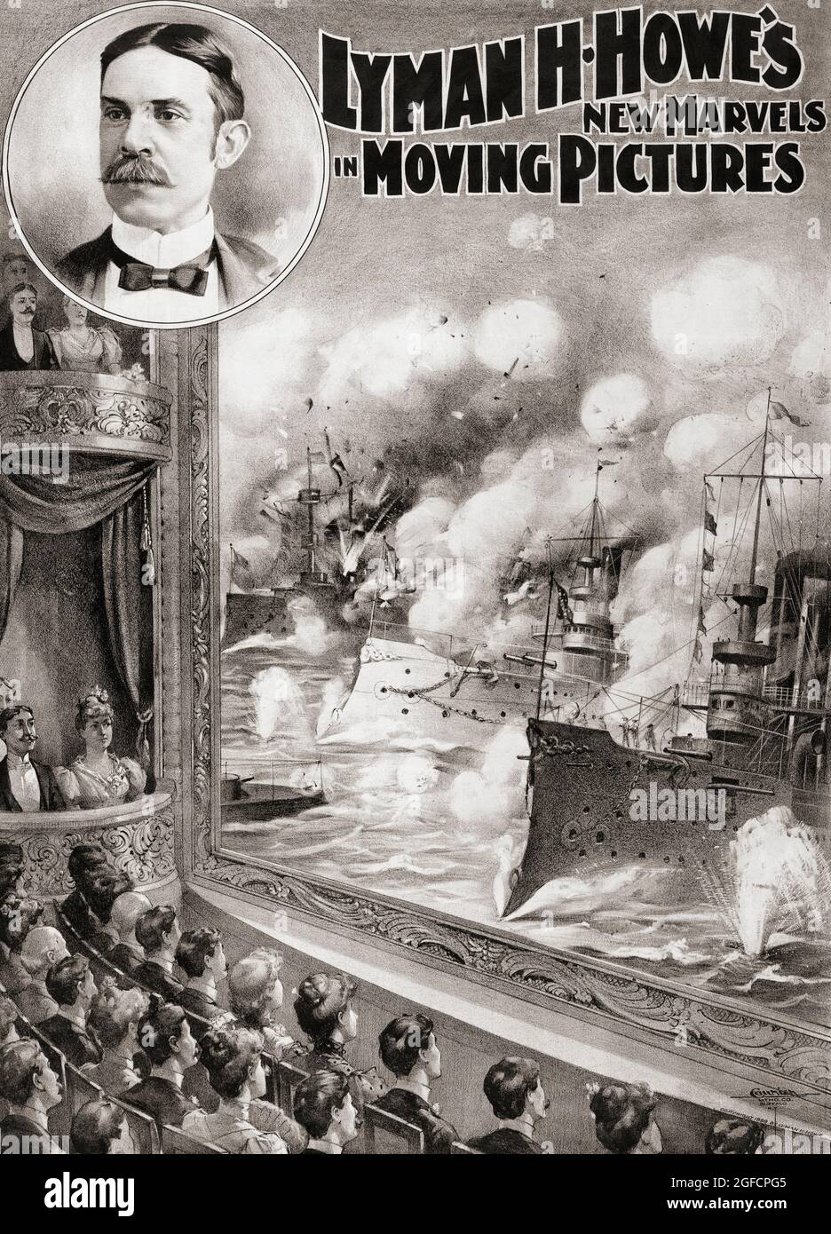 Il nuovo di Lyman H. Howe si sposa con le immagini in movimento. Un poster del 1898 con una fantasiosa esposizione di navi da battaglia americane impegnate nella guerra tra Spagna e America e un ritratto di Howe in alto a sinistra. Lyman Hakes Howe, 1856 - 1923, imprenditore e innovatore americano di intrattenimento. Stava realizzando film aerei entro il 1911 e - con l'uso di un fonografo - è accreditato di essere il primo produttore di film a sposare effetti sonori ai suoi film. Foto Stock