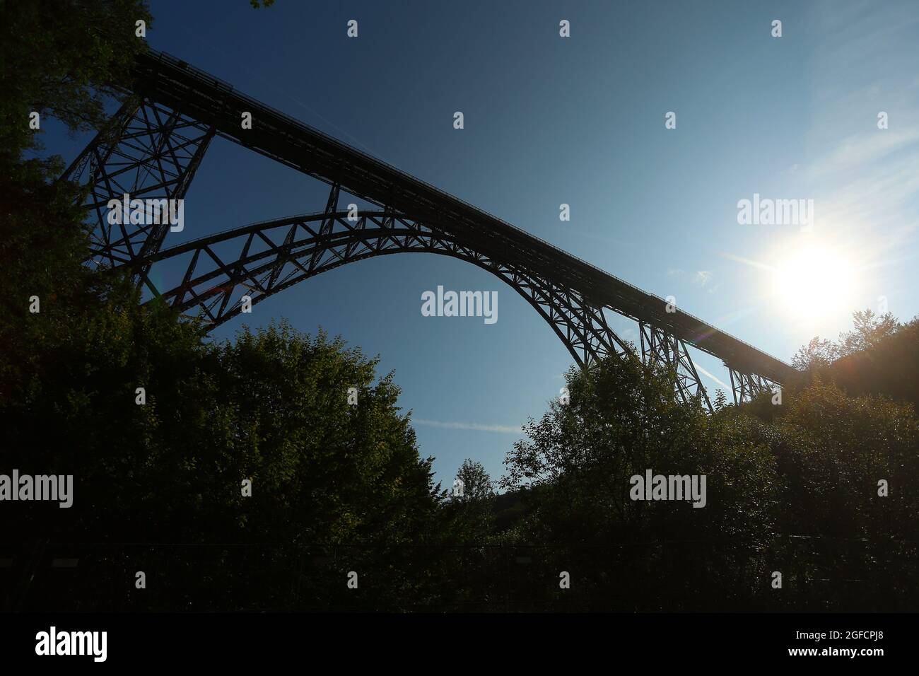 Solingen, Germania. 25 ago 2021. Il ponte ferroviario di Müngsten, un ponte a traliccio in acciaio, conduce su una valle del Wupper. La costruzione fu completata nel 1897 e fu chiamata 'Kaiser-Wilhelm-Brücke' fino al 1918. L'imponente struttura è la proposta della Renania Settentrionale-Vestfalia di un elenco di domande per i futuri siti del Patrimonio Mondiale della Conferenza dei Ministri della Cultura. Credit: David Young/dpa/Alamy Live News Foto Stock