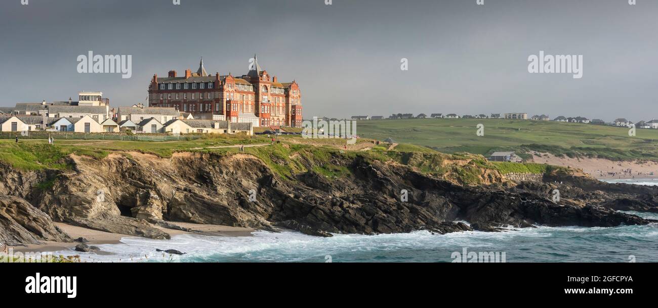 Un'immagine panoramica dell'iconico Headland Hotel che si affaccia sulla costa di Fistral a Newquay in Cornovaglia. Foto Stock