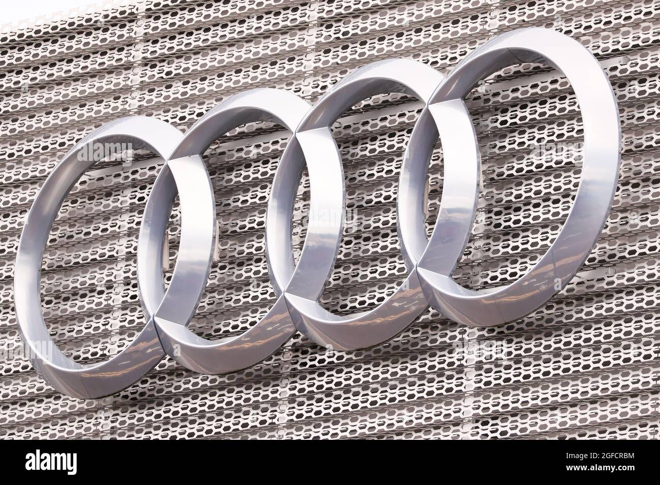 Il logo e la segnaletica Audi presso la principale concessionaria di automobili Audi a Belfast, Irlanda del Nord. Foto Stock