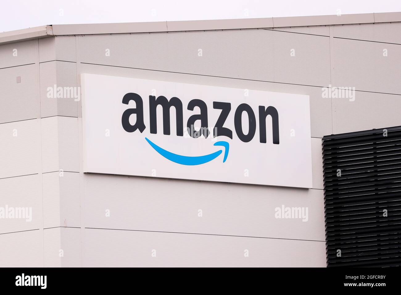 Logo Amazon e cartellonistica presso il loro hub di consegna e di interruzione a Belfast, Irlanda del Nord. Foto Stock