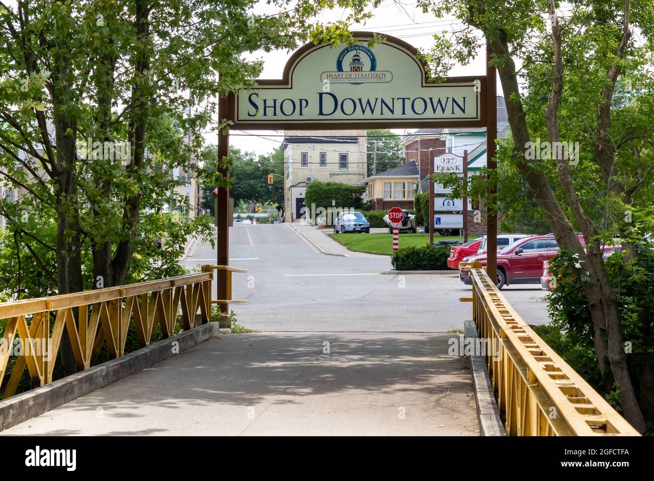 Straathroy, Ontario, Canada - 21 2021 luglio: Cartello "Shop Downtown" sul ponte pedonale. Acquista promozione locale. Foto Stock