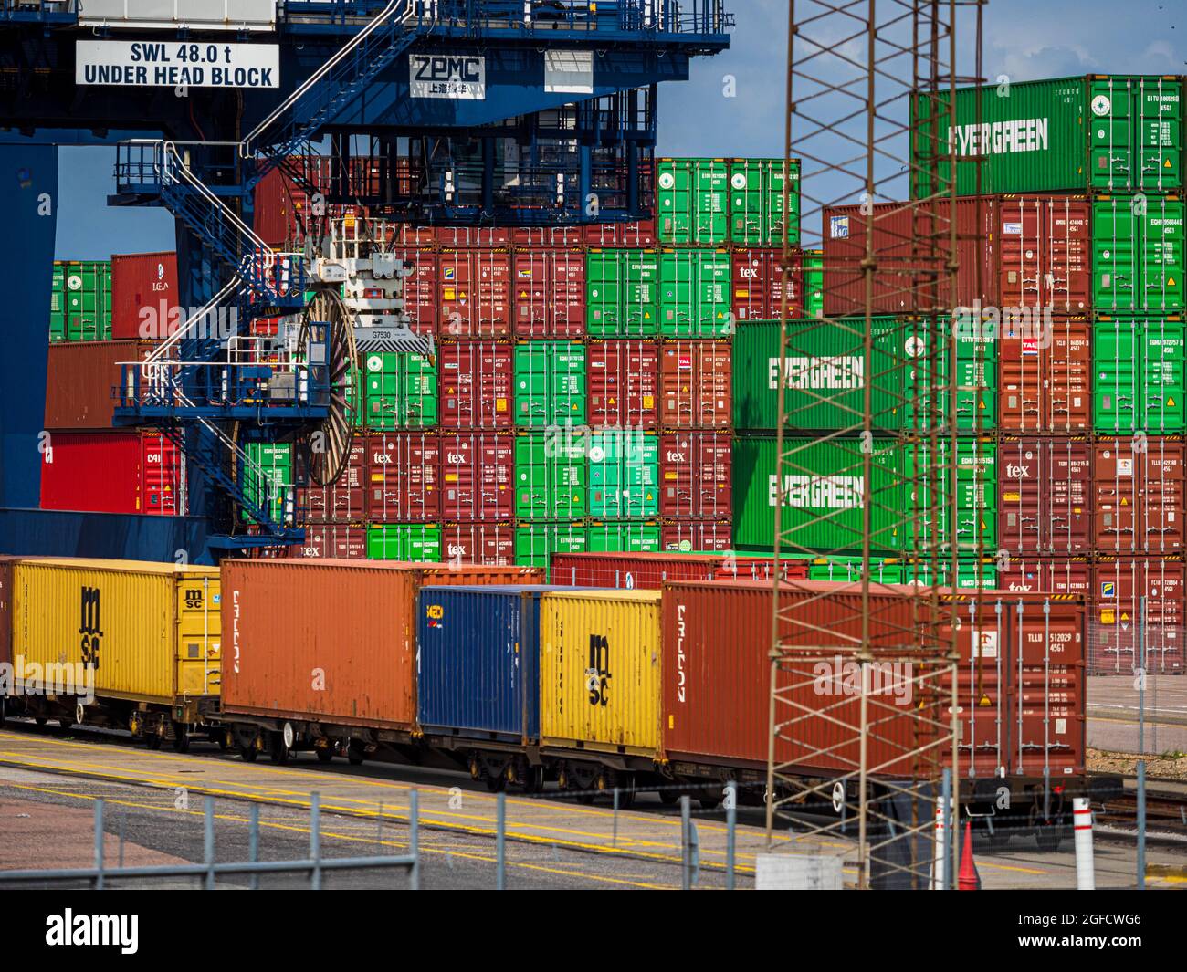 Global Supply Chains - Containers accatastati sul porto di Felixstowe UK. Congestione della catena di fornitura globale. Foto Stock