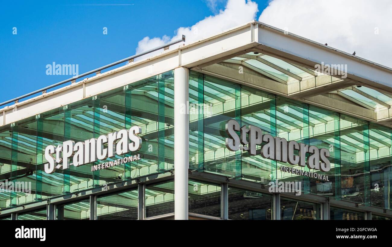 La stazione di St Pancras London - St Pancras Stazione Ferroviaria Internazionale di firmare a Londra Regno Unito - capolinea per i treni Eurostar per Parigi e Bruxelles e oltre Foto Stock