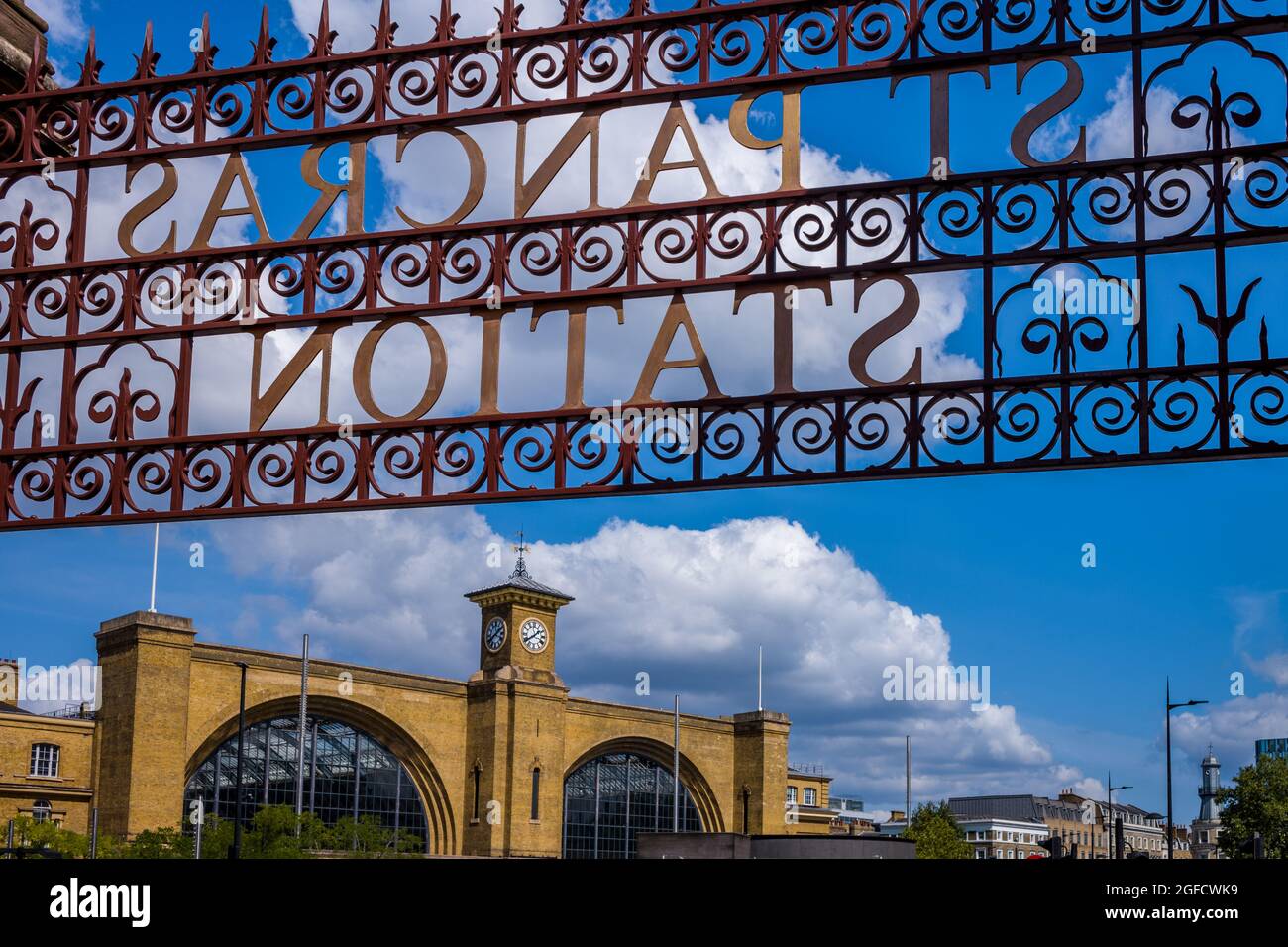 Cartello della stazione di London St Pancras con Kings Cross sullo sfondo. Kings Cross St. Pancras, stazioni di Londra. Foto Stock