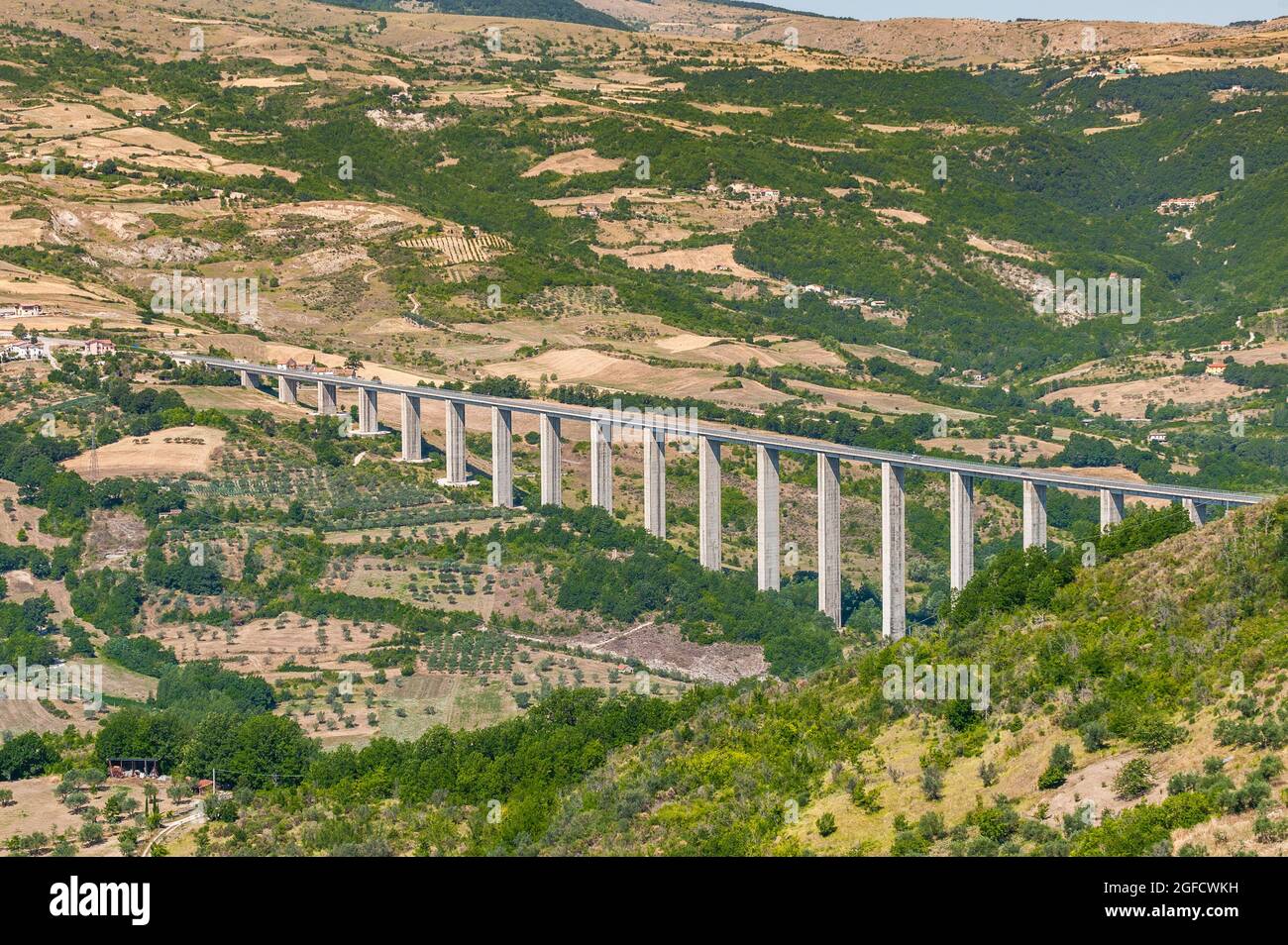 Il Viadotto 'Verrino-Sammartino' domina la valle del Verrino nel Molise Foto Stock
