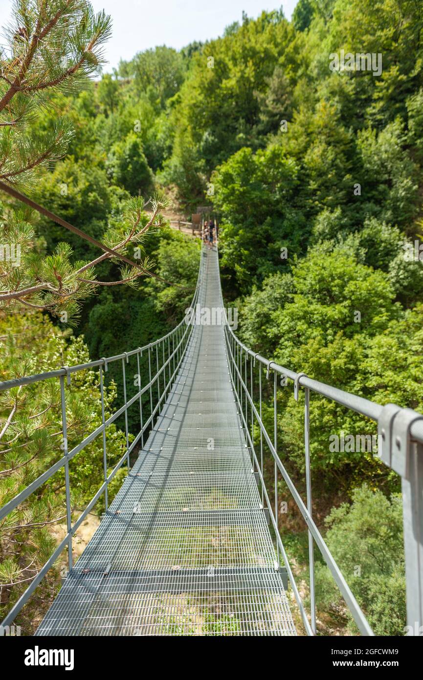 Il Ponte tibetano nei pressi di Roccamandolfi (Isernia) in Molise Foto Stock