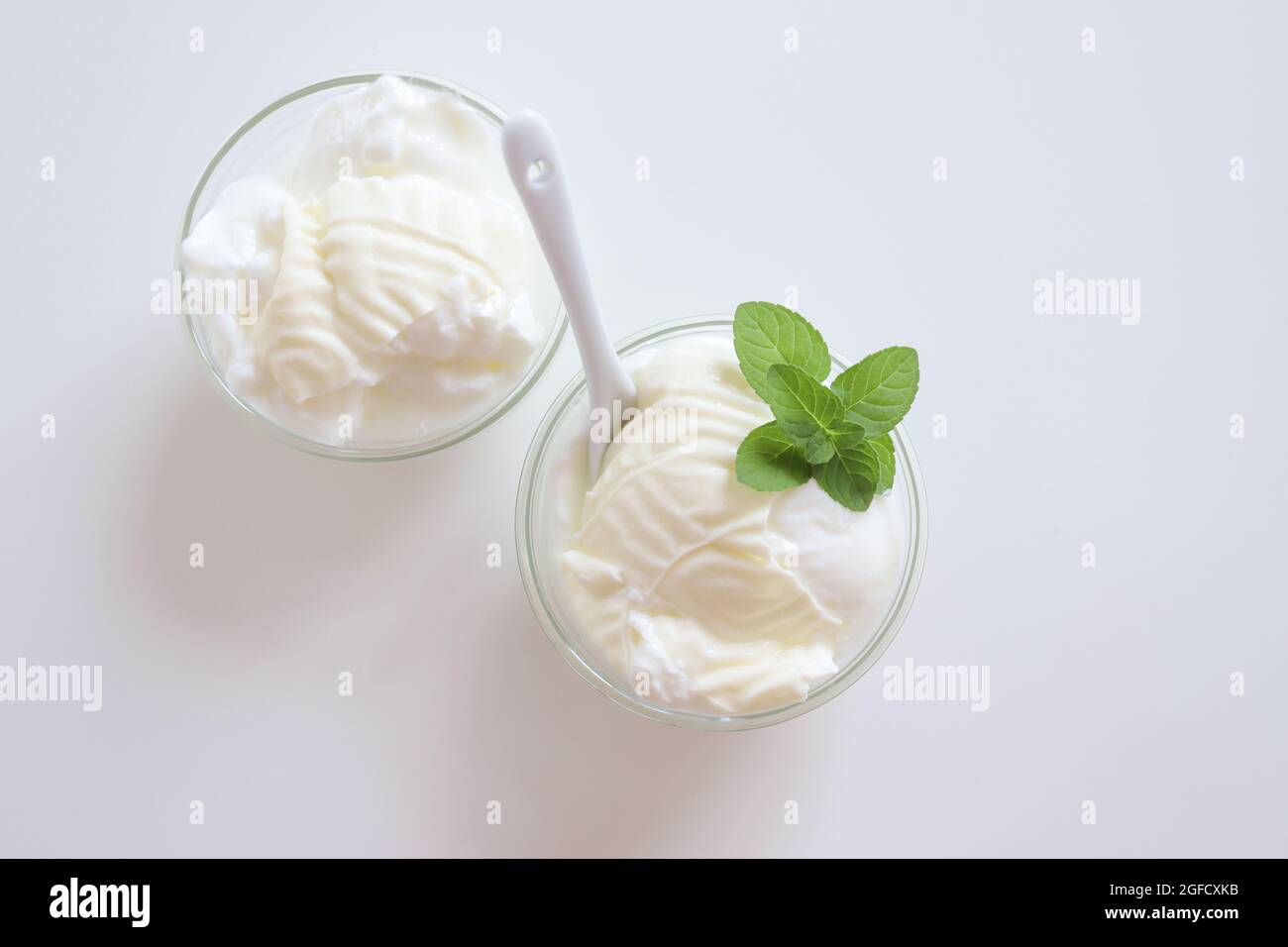 Yogurt naturale o yogurt con crema e menta Foto Stock