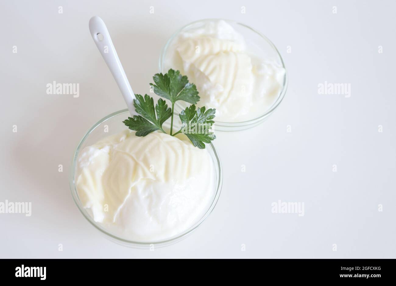 Yogurt naturale o yogurt con panna e prezzemolo Foto Stock