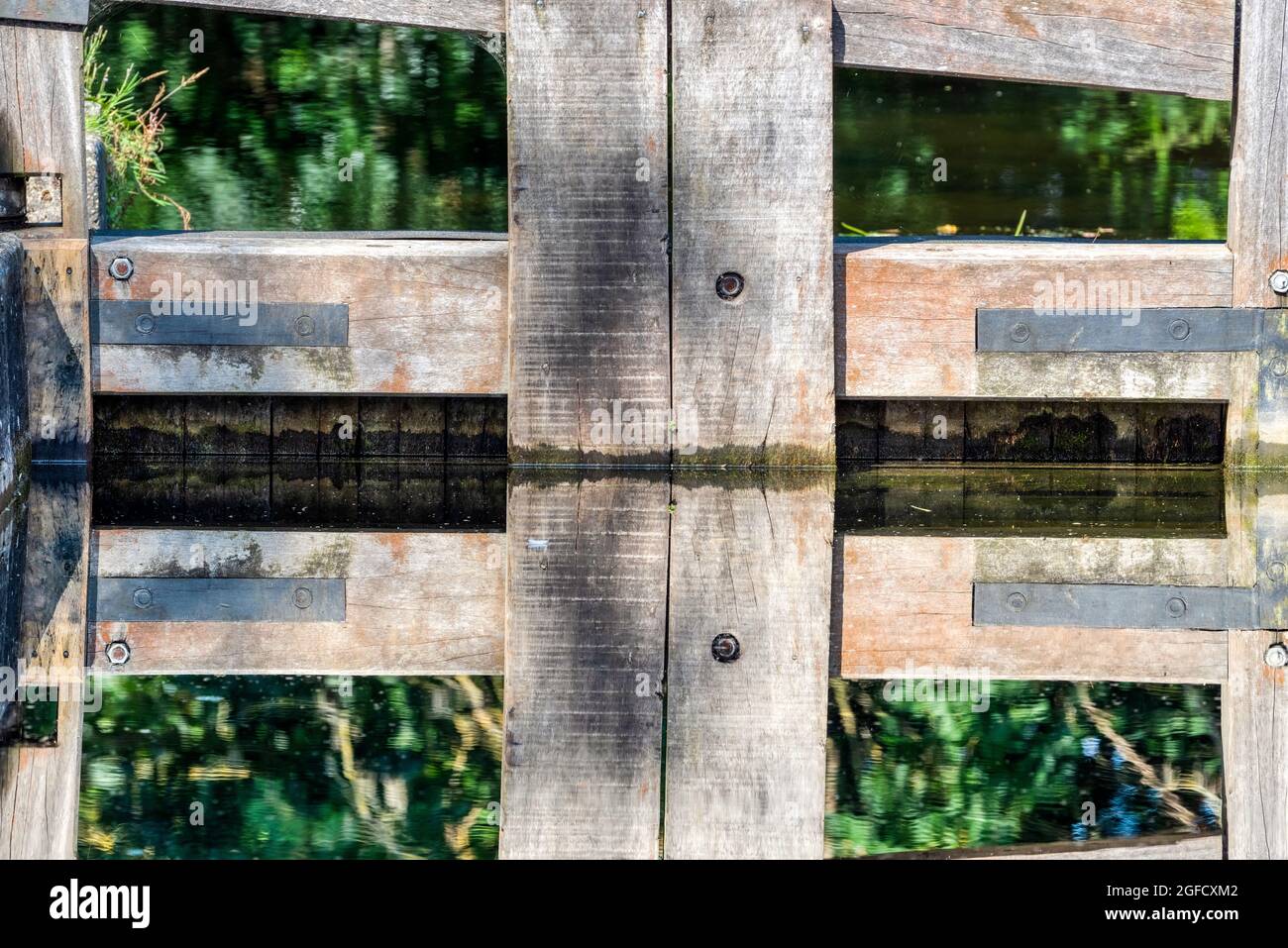 Porte a serratura e la loro riflessione in acqua, Chesterfield Canal, Scofton, Notinghamshire, Regno Unito Foto Stock