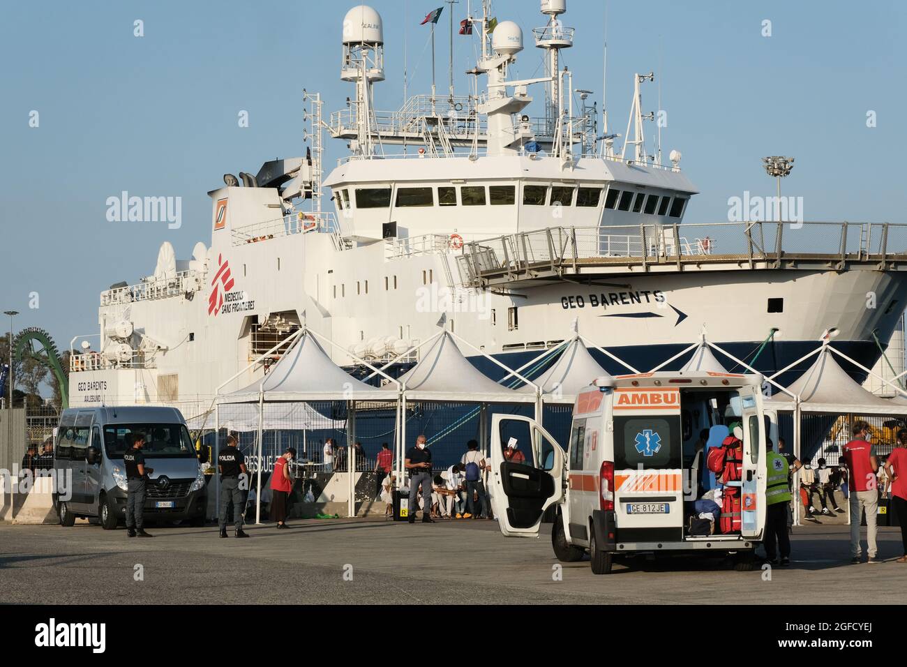 Augusta, Sicilia, Italia, 23 agosto, sbarco di 322 migranti Geo Barents. Donne, bambini e uomini di diverse nazionalità sbarcarono nel porto di Siracusa dopo essere stati salvati da MSF il 2021 Foto Stock