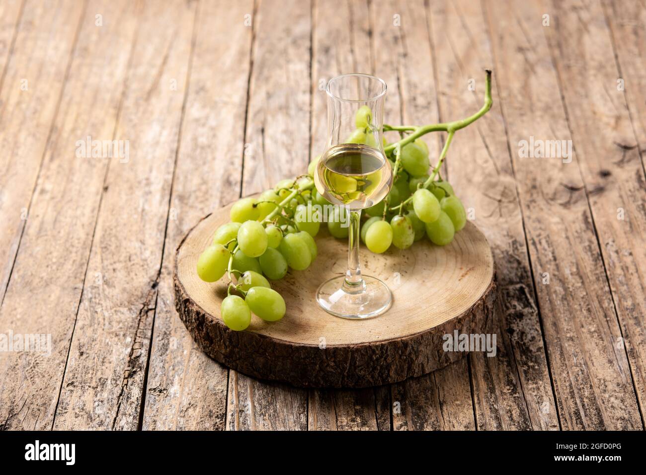 Bevanda italiana di grappa d'oro su tavolo di legno Foto Stock