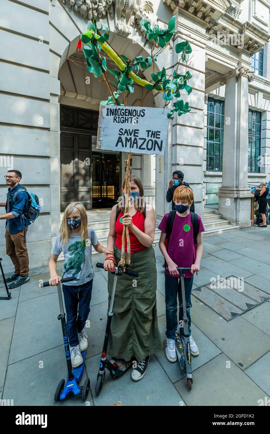 Londra, Regno Unito. 25 ago 2021. I manifestanti al di fuori dell'ambasciata brasiliana chiedono di porre fine agli attacchi contro le popolazioni indigene del Brasile. Tra i sostenitori vi sono Amazon Rebellion, Brazil Matters, CAFOD, Greenpeace, Parents for Future e Survival International. Essi sono solidali con l’APIB contro il “Marco Temporal” (o “Time Limit Trick”)*, progetto di legge 490 noto come “Bill of Death”, dal governo Bolsonaro la ribellione di estinzione si unisce come parte della loro due settimane il nome della ribellione impossibile, a Londra. Credit: Guy Bell/Alamy Live News Foto Stock