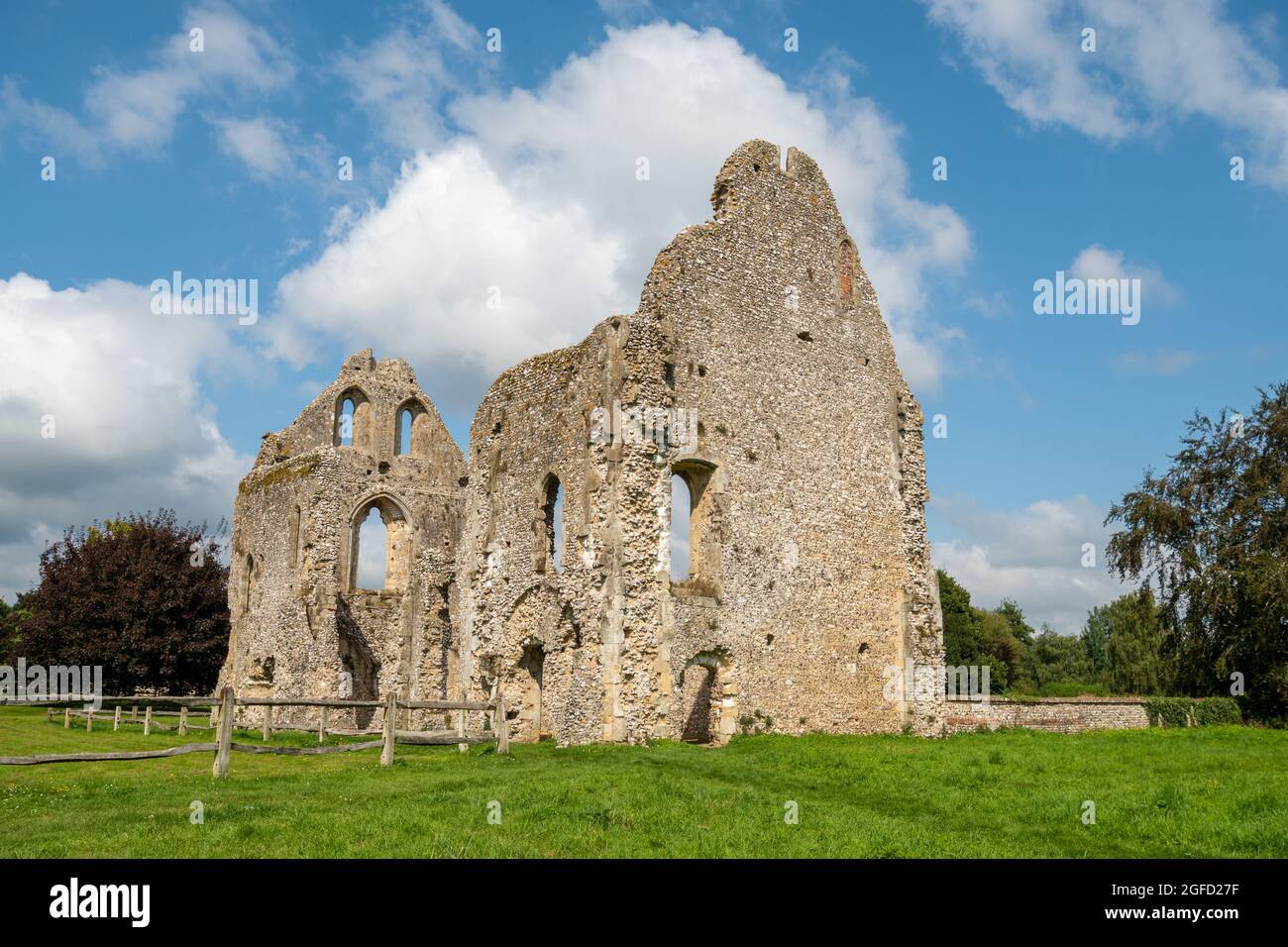 Monastero di Boxgrove Priory, rovine della casa di alloggio del monastero benedettino, un punto di riferimento storico nel villaggio del Sussex occidentale di Boxgrove, Inghilterra, Regno Unito Foto Stock