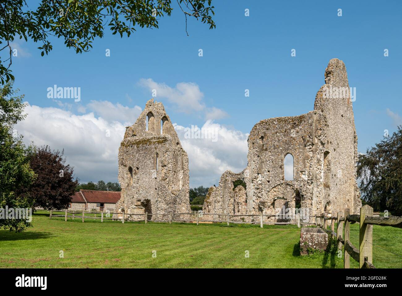 Monastero di Boxgrove Priory, rovine della casa di alloggio del monastero benedettino, un punto di riferimento storico nel villaggio del Sussex occidentale di Boxgrove, Inghilterra, Regno Unito Foto Stock