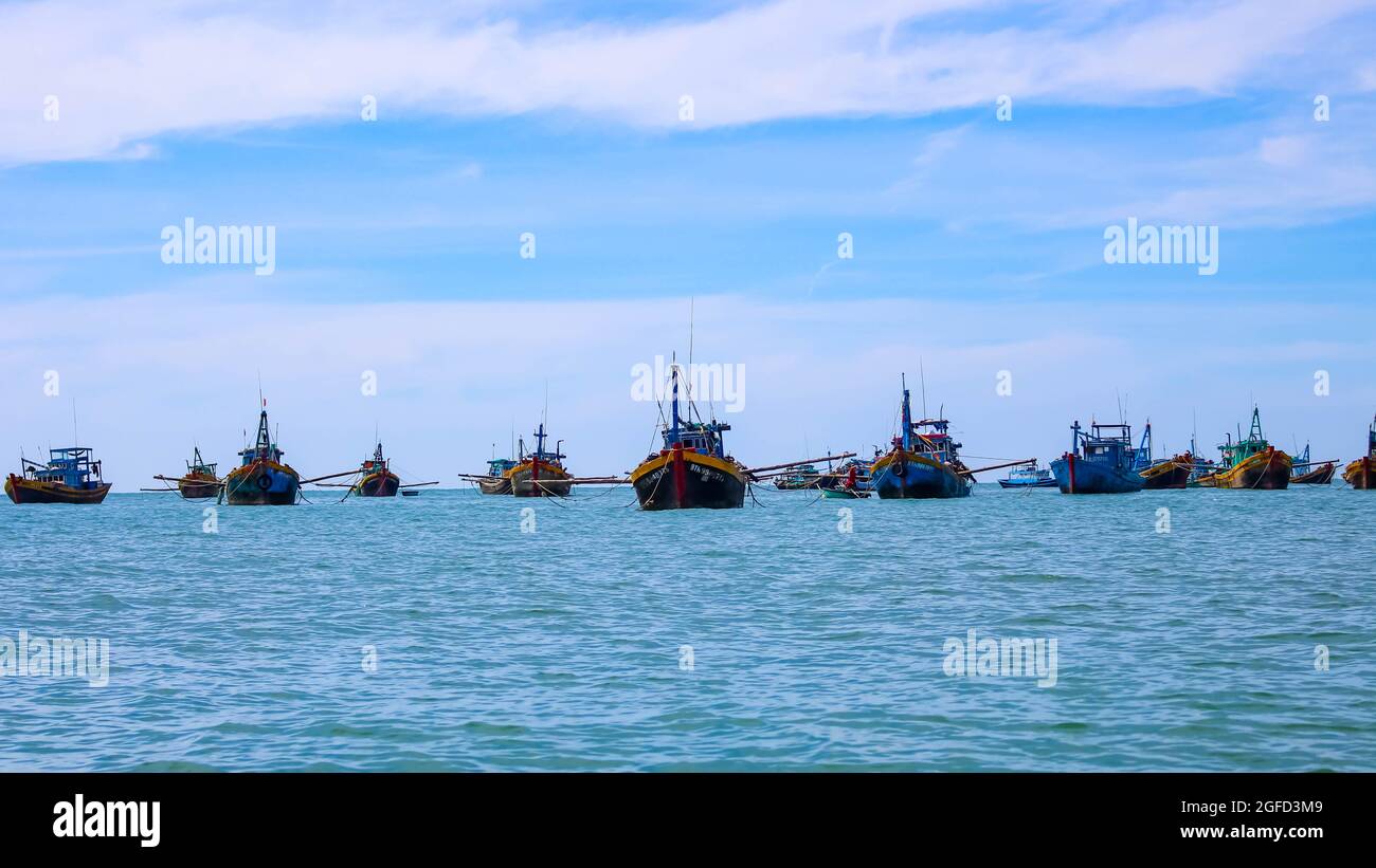 Binh Thuan, Vietnam - 11-26-2016: Barche offshore a Binh Thuan Foto Stock