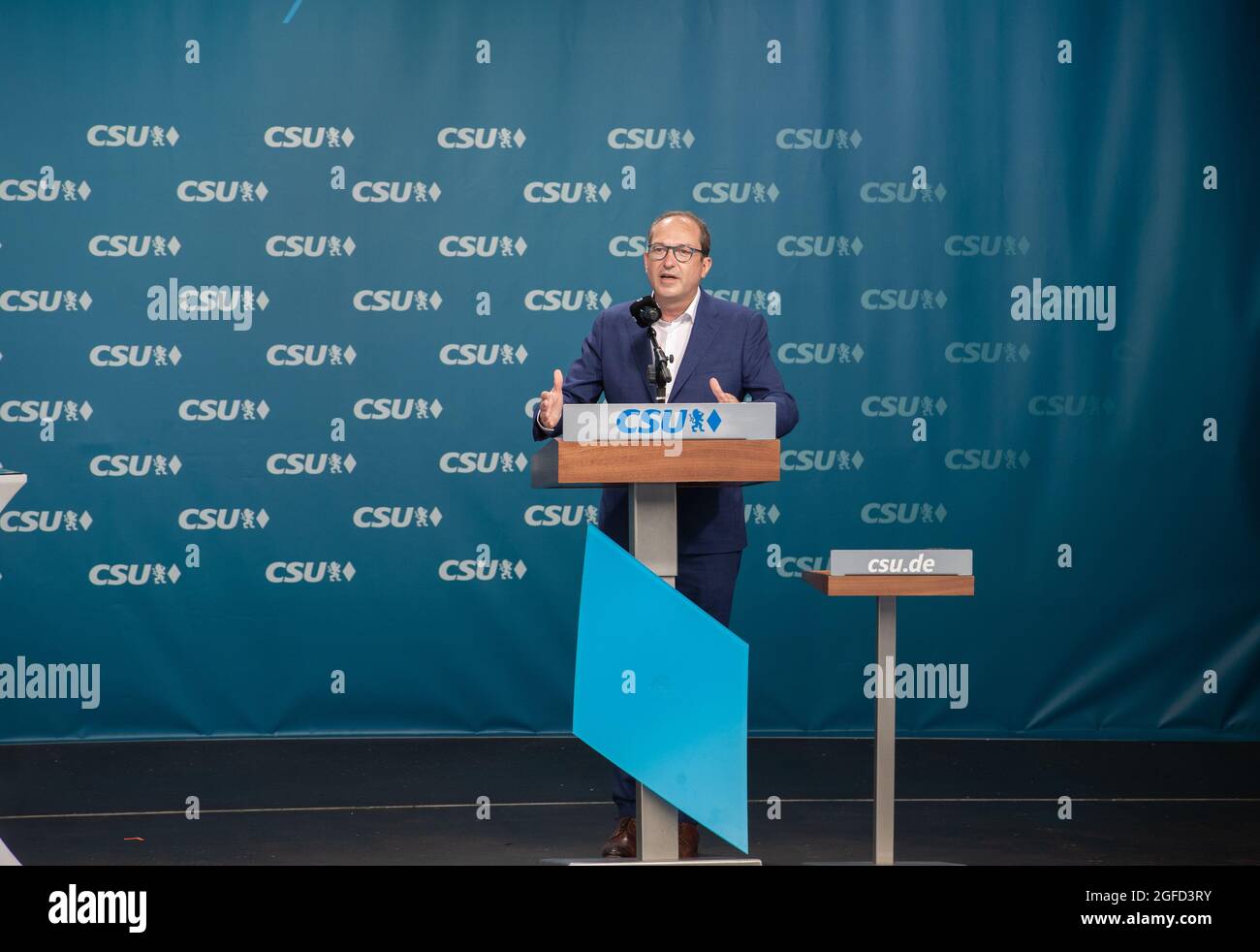 Der CSU Landesgruppenführer Alexander Dobrindt bei der CSU Stadiontour am 24. Agosto 2021 im Hans Bayer Stadion a Unterschleißheim bei München. Der Auftakt der CSU-Stadiontour ist der Wahlkampfauftakt der CSU. * il capo del gruppo parlamentare della CSU Alexander Dobrindt al tour dello stadio della CSU il 24 agosto 2021 a Unterschleissheim, nei pressi di Monaco di Baviera, Germania. L'inizio del tour dello stadio della CSU è l'inizio della campagna elettorale della CSU. (Foto di Alexander Pohl/Sipa USA) Credit: Sipa USA/Alamy Live News Foto Stock