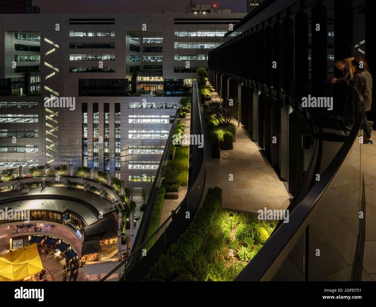 Vista dalla terrazza sul tetto. 100 Liverpool Street, Londra, Regno Unito. Architetto: Hopkins Architects Partnership LLP, 2021. Foto Stock