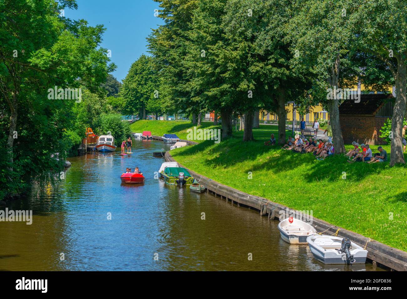 Duke's Friedrich fondazione di Friedrichstadt da parte di costruttori olandesi, una piccola città con canali di città nella Frisia settentrionale, Schleswig-Holstein, Germania Foto Stock