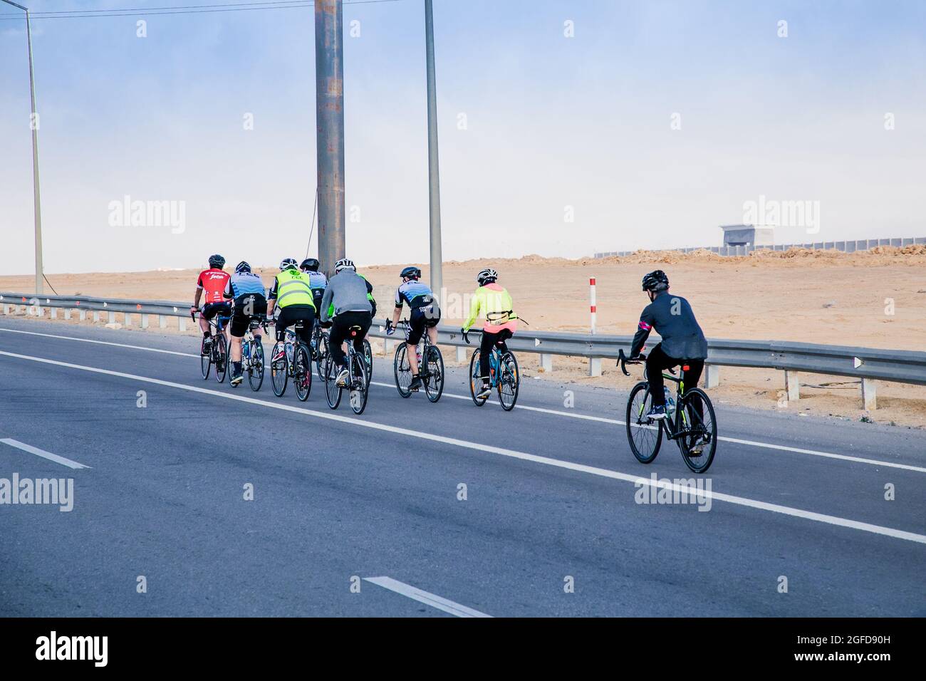 Caikro, Egitto-31 gennaio 2020: Un gruppo di ciclisti si allenano sulla strada per il Cairo, Egitto. Foto Stock